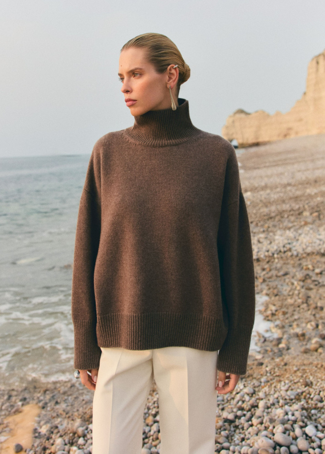  Turtleneck sweater, brown